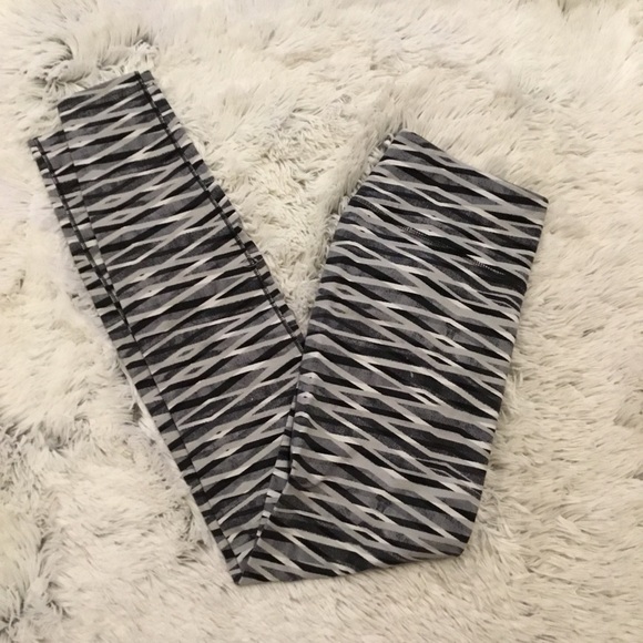 Nike Dri-fit Woman’s medium Workout leggings  black gray inner pocket - Picture 1 of 11